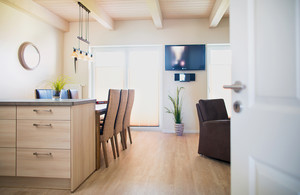 Bauen und Wohnen mit Holz: Hölzerne Oberflächen schaffen eine angenehme, ruhige Atmosphäre