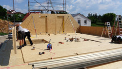 01 DSC 0755 web.JPG PLY Massivholzbauweise mit SWISS KRONO <strong>MAGNUM</strong>BOARD® OSB: Exakte Vorfertigung der Elemente