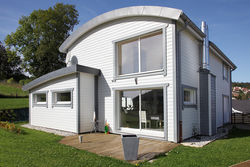 06 maison9 35 web.jpg PLY Massiver Holzbau Tonnendach, realisiert mit SWISS KRONO <strong>MAGNUM</strong>BOARD ® OSB