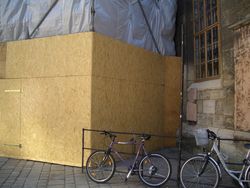 CIMG0878.JPG.JPG KRONOPLY kompaktholz als Baustellenabsicherung am Stephansdom in Wien