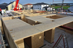04 DSC 1961 web.JPG PLY Massiver Holzbau mit SWISS KRONO <strong>MAGNUM</strong>BOARD® OSB